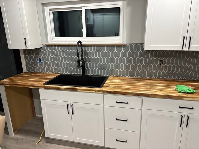 Foto del edificio - 3772 Zind Ln