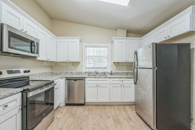 Building Photo - 16 Bromack Dr SE