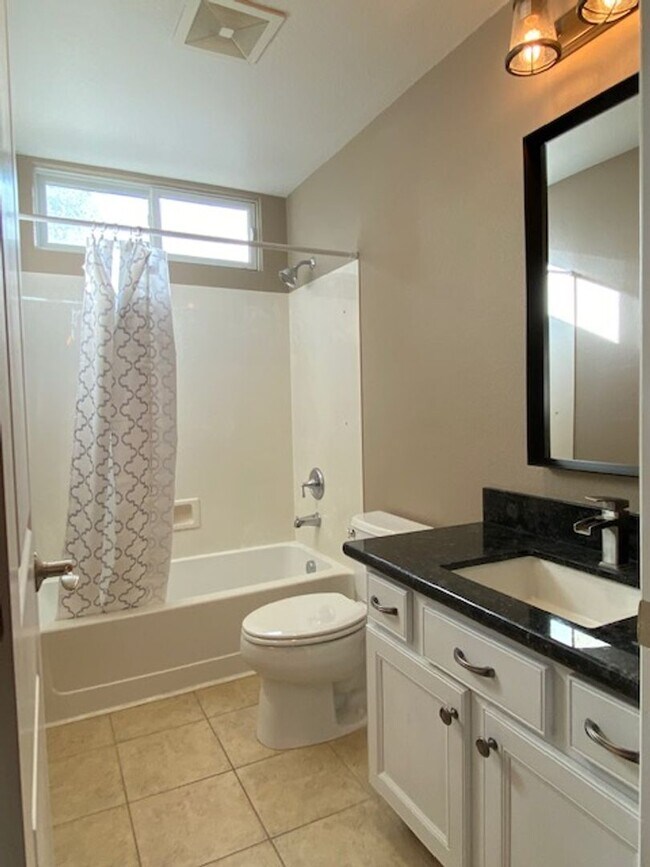 Foto del edificio - Lincoln Crossing 6 bedroom home with new c...