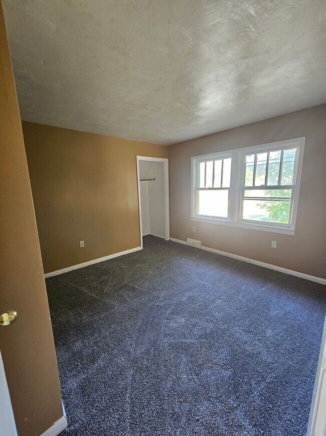 Foto del edificio - 3 bedroom home with fenced yard