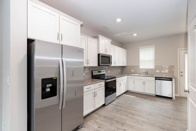 Building Photo - 3 Bedroom Townhome Minutes from Downtown O...