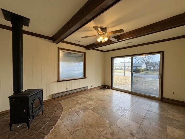 Foto del edificio - Welcome to this stunning 3-bedroom, 2-bath...