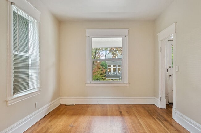 Building Photo - Remodeled Large 4BR in John's Landing