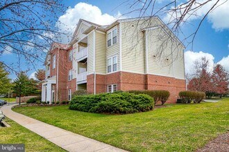 Building Photo - 8202 Blue Heron Dr