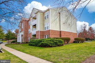 Building Photo - 8202 Blue Heron Dr