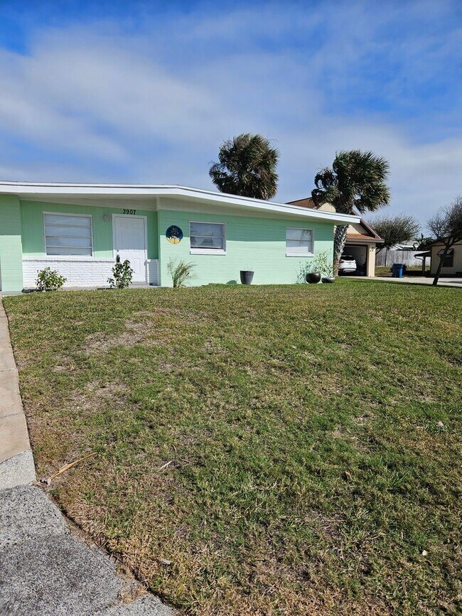 Building Photo - 3 bedroom 2 bath Single family home locate...