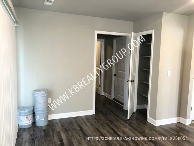 Building Photo - Newer 3 Bed Duplex in Blue Springs; Lee’s ...