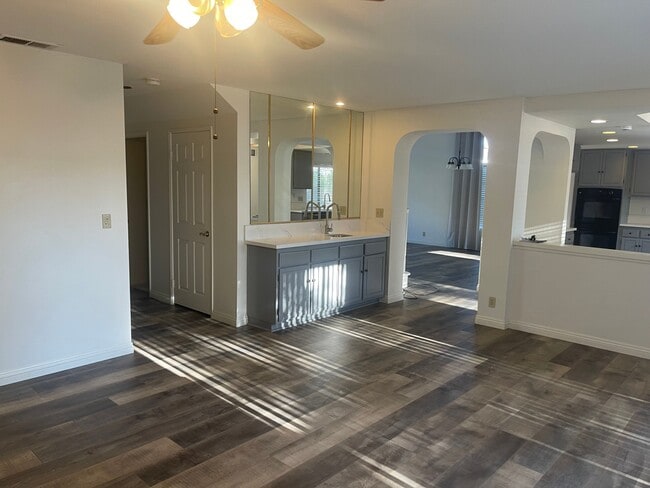 Building Photo - 2215 Lobelia Ave