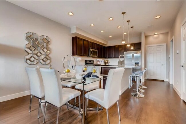 Comedor - 16154 E 47th Dr