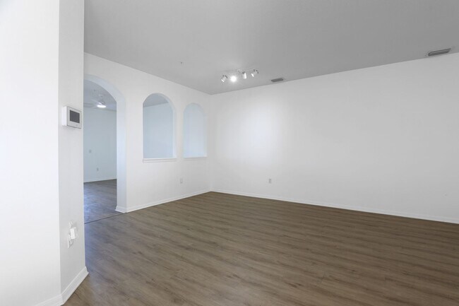 Building Photo - Spacious 3 Bed 2.5 Bath Townhouse Right Of...