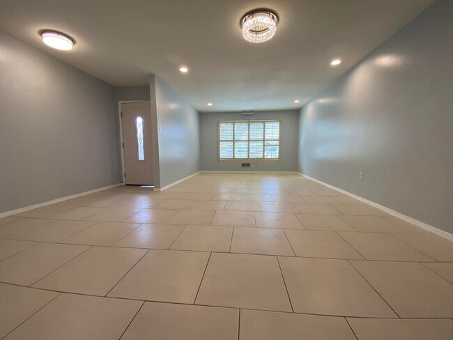 Building Photo - 3328 Wedgewood Dr
