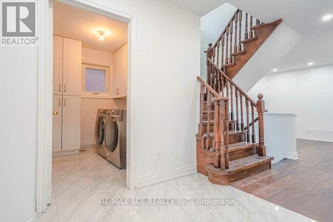 Building Photo - 168 Roxbury St