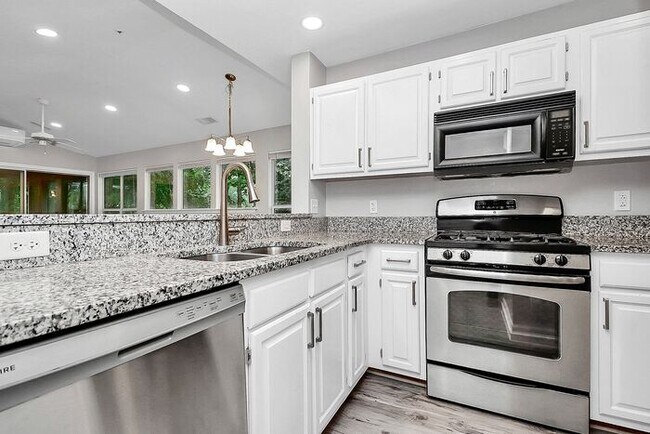 Foto del edificio - Bright 2BD/2BA Tennis Villa at Lake Norman!