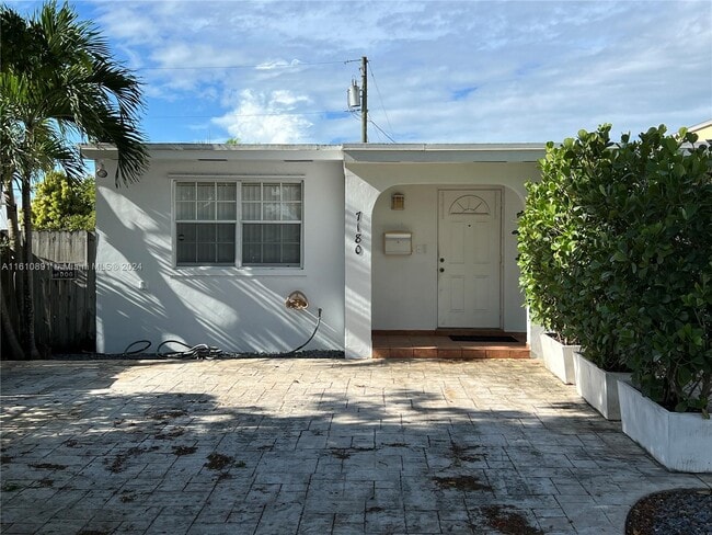 Building Photo - 7180 SW 42nd Terrace