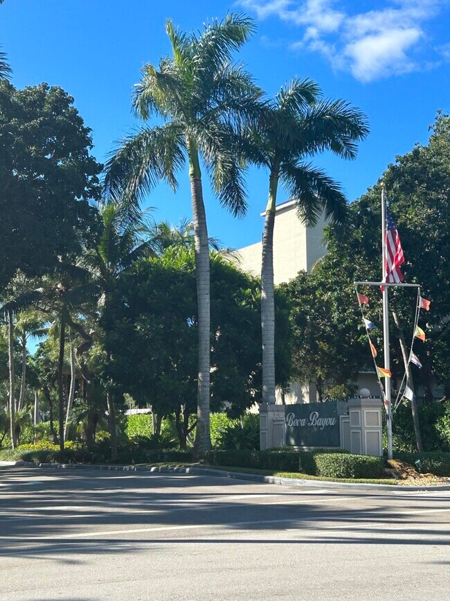 Building Photo - 7 Royal Palm Way