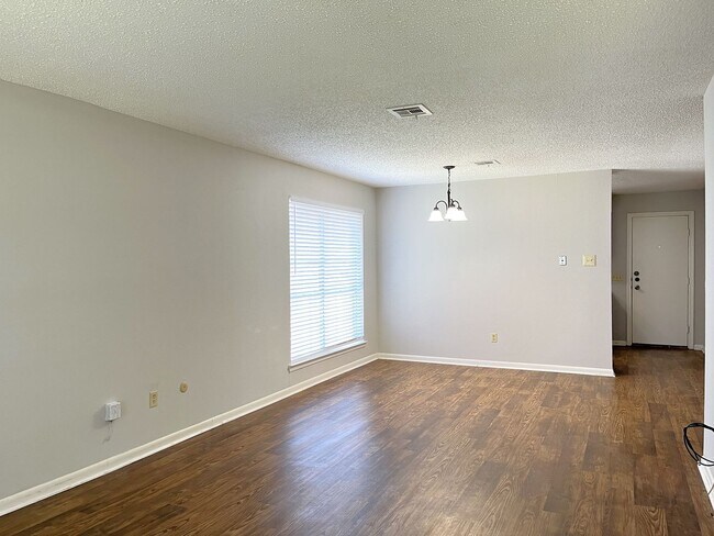 Foto del edificio - Convenient location close to shopping and Hwy 6!