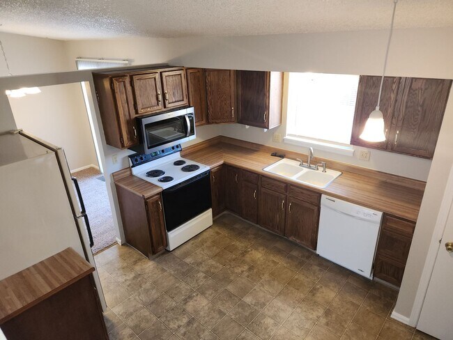 Building Photo - Large 4 bedroom at Woodmen and Union
