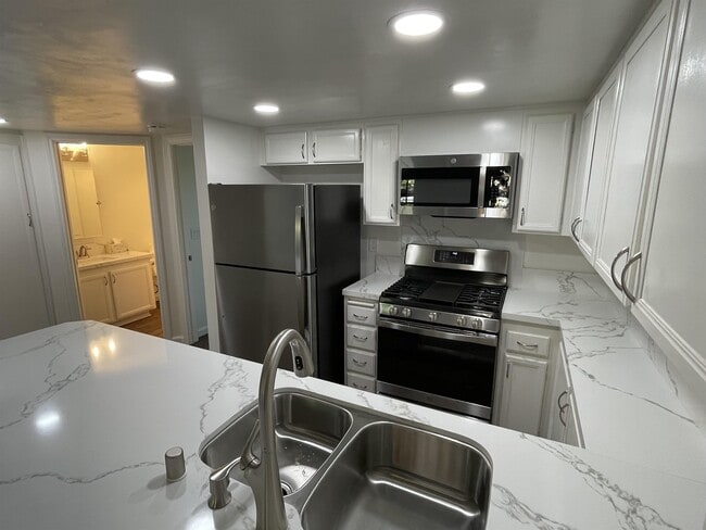 Building Photo - 9889 Scripps Westview Way