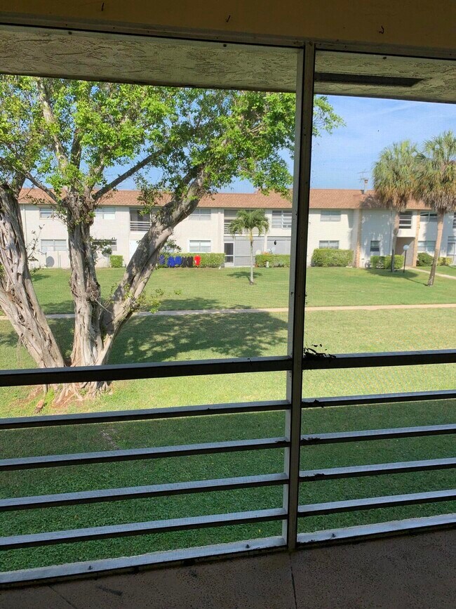 Building Photo - 9811 Sandalfoot Blvd