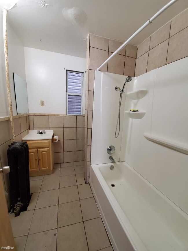 Building Photo - 3 br, 1 bath  - 49 Hazelwood Ave Apt 1