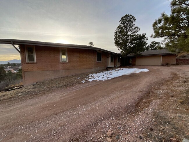 Building Photo - 5 Bedroom Home, 4.61 Acres, Available Near...