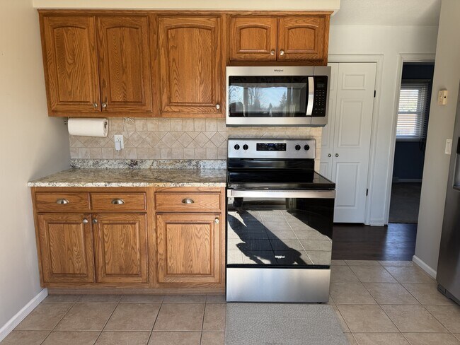 Cocina con mucho espacio en la encimera. - 3309 Winston Dr