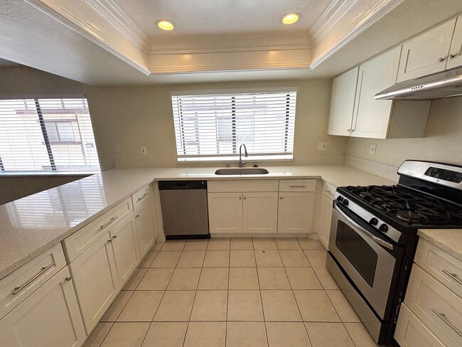 Building Photo - Turnkey 3 bedroom, 2.5 bathroom condo avai...