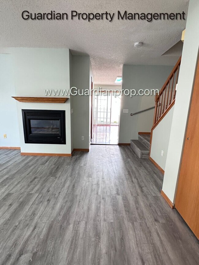 Building Photo - Apple Valley Corner Unit Town Home W/dedicated Office, 2 Car Garage, Washer/Dryer, Dishwasher
