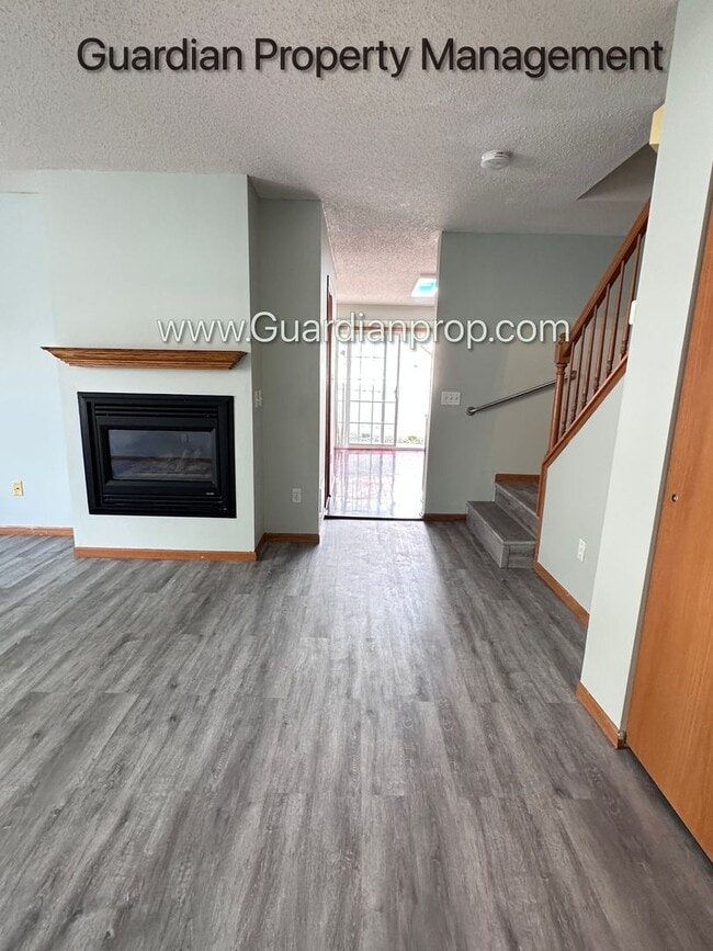 Foto del edificio - Apple Valley Corner Unit Town Home W/dedicated Office, 2 Car Garage, Washer/Dryer, Dishwasher