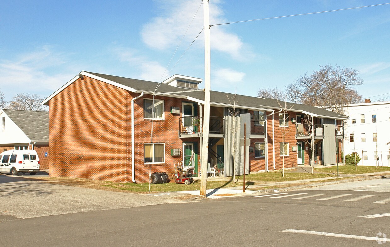 Primary Photo - 700-736 Summer St