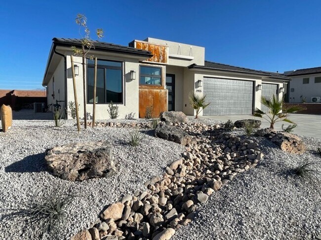 Foto del edificio - Desert Edge Home!  4 car garage! Price red...