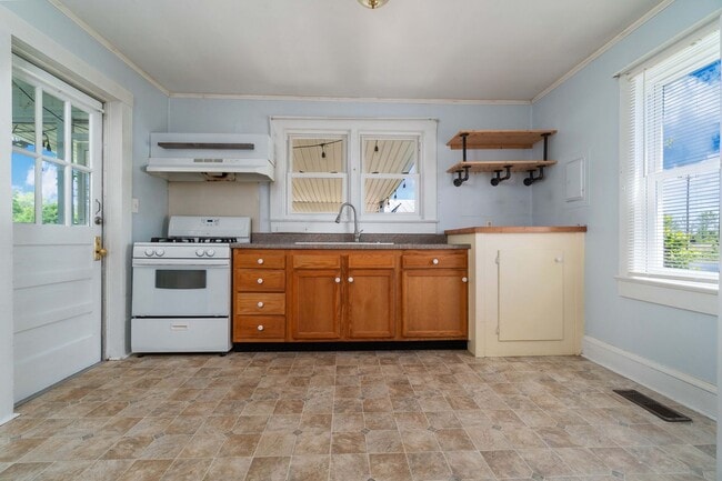 Building Photo - Convenient Hwy. 55 Location – Charming 2BR with Large Yard
