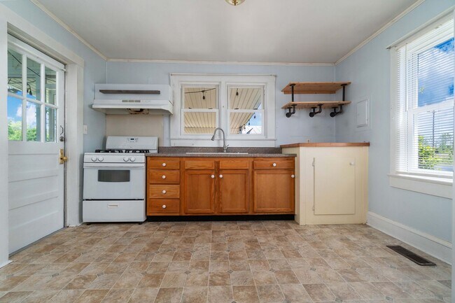 Foto del edificio - Convenient Hwy. 55 Location – Charming 2BR with Large Yard