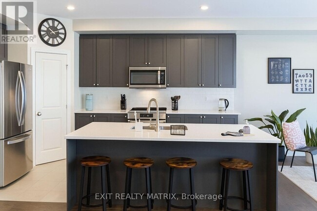 Building Photo - 739 Namur St