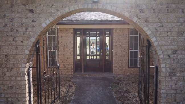 Building Photo - 1404 E Vardeman Ave
