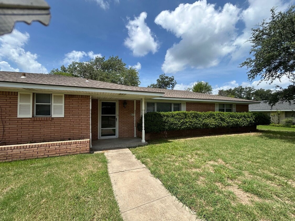 Primary Photo - Beautiful Corner Lot Living