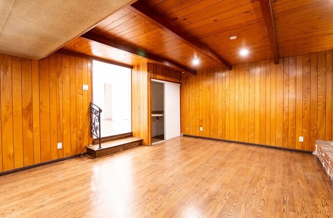 Foto del edificio - House - 3 Bedrooms / 2 Baths - Norwalk