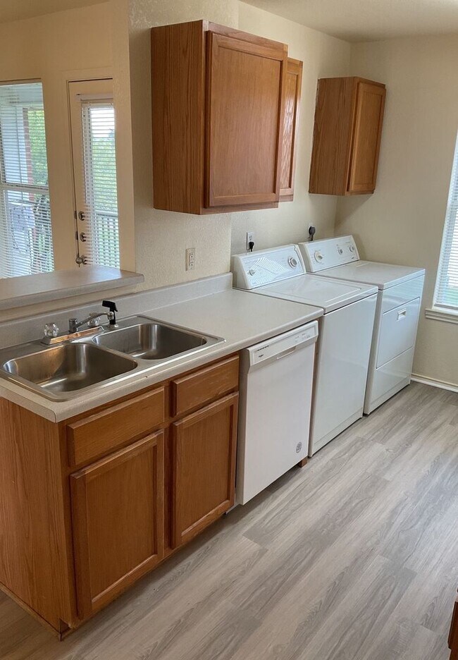 Foto del edificio - 5705 Greengate Drive (A-D)
