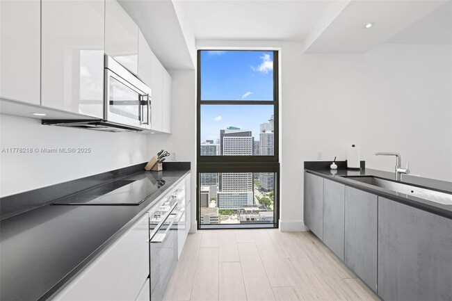 Building Photo - 1010 Brickell Ave