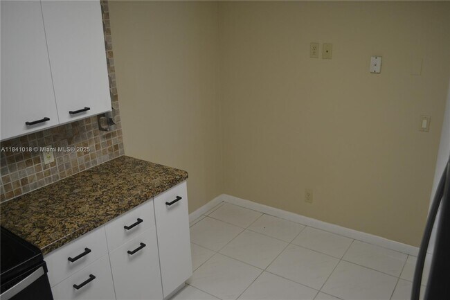 Building Photo - 491 Racquet Club Rd