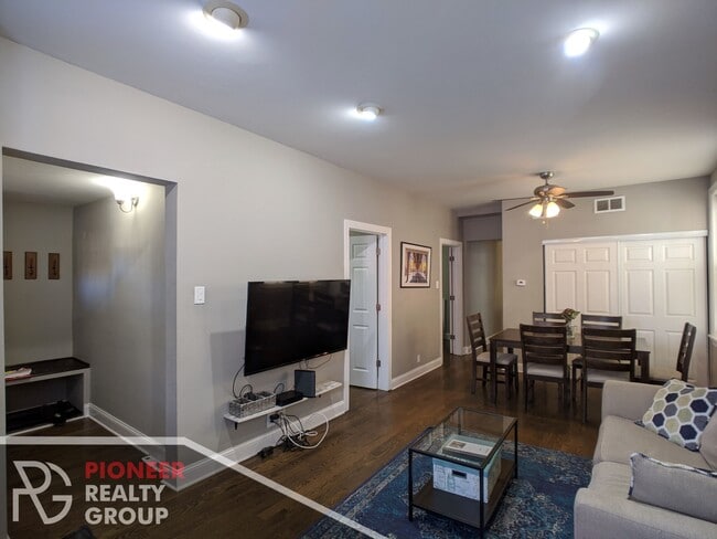 Foto del edificio - 1911 W Addison St