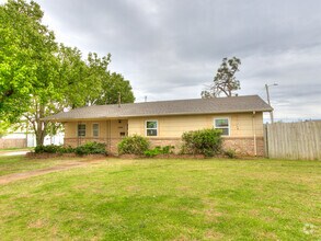 Building Photo - 3300 SW 40th St