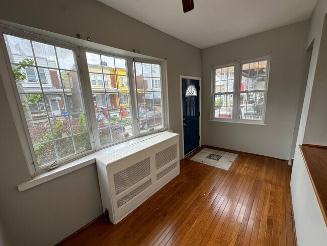 Foto del edificio - Three large size Bedrooms with ample close...