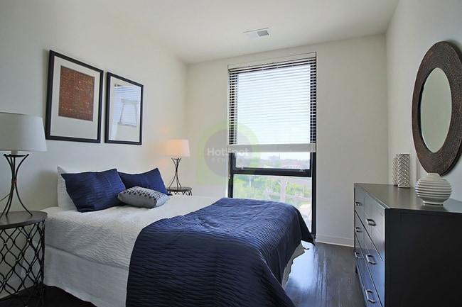 Building Photo - 824 N Milwaukee Ave