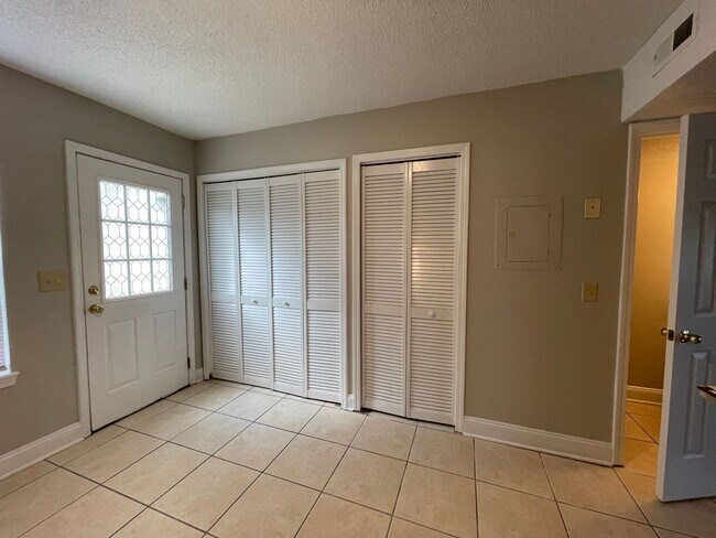 Building Photo - 2bd/1.5ba Townhome super close to CMC, HGTC and CCU! Some utilities included!