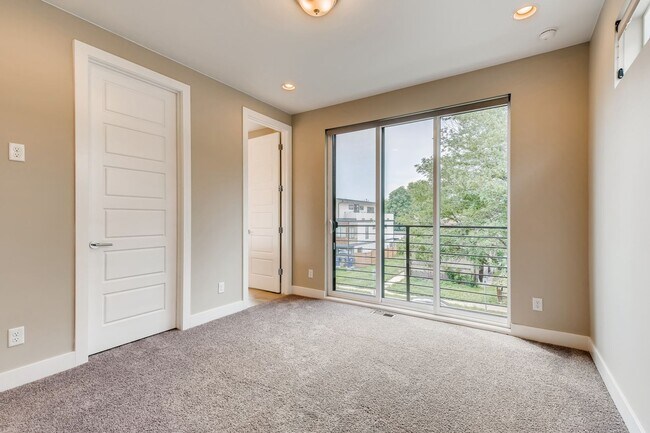 Foto del edificio - Upscale 3 Bedroom Townhome with Garage Att...