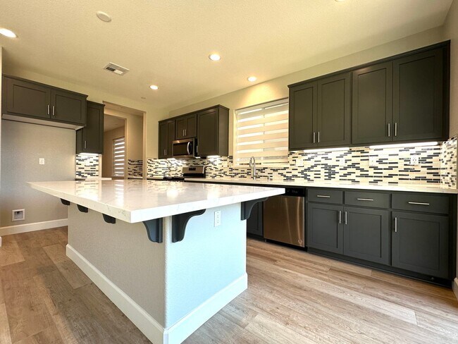Foto del edificio - Beautiful Newer 5 Bedroom, 4 Bath in the h...