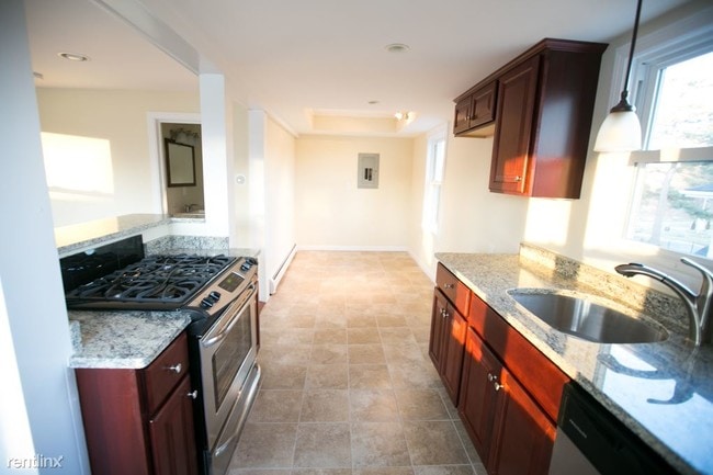 Building Photo - 3 br, 1.5 bath Condo - 65 Hale Street