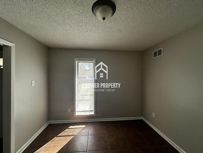 Foto del edificio - 4195 Rosewind Cir