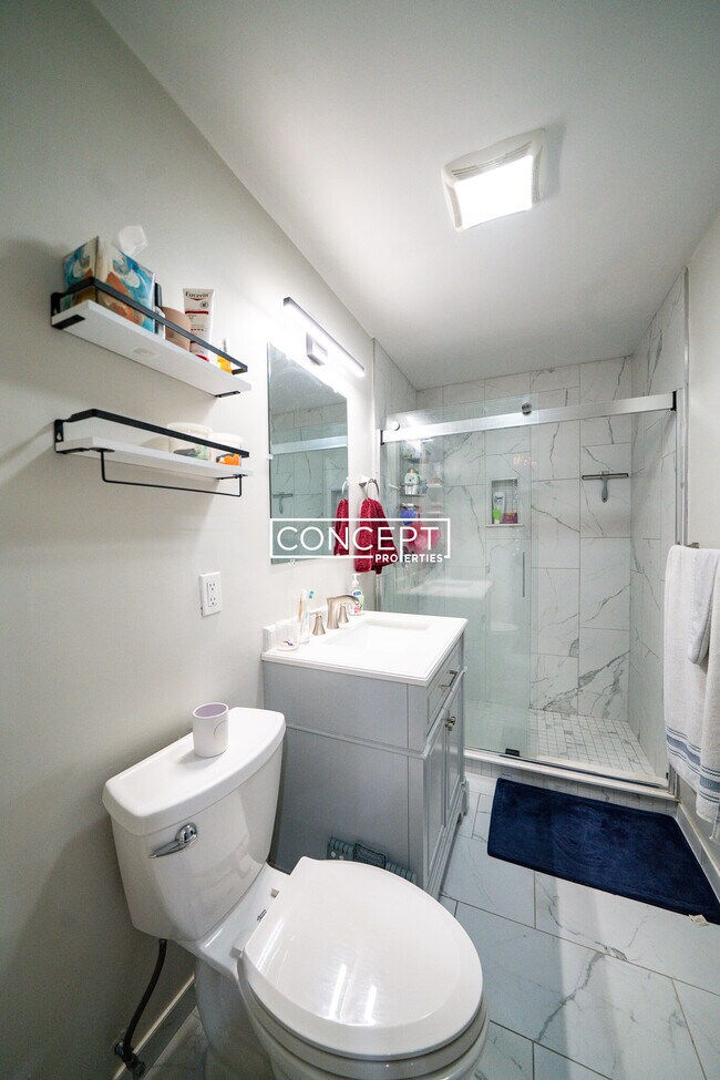 Building Photo - 724 Parker St